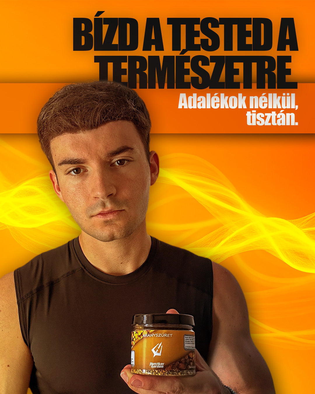 Férfi sportos öltözetben HunzikerGarden AranySzüret üveget tart narancssárga háttér előtt, természetes összetételt hangsúlyozó vizuállal.