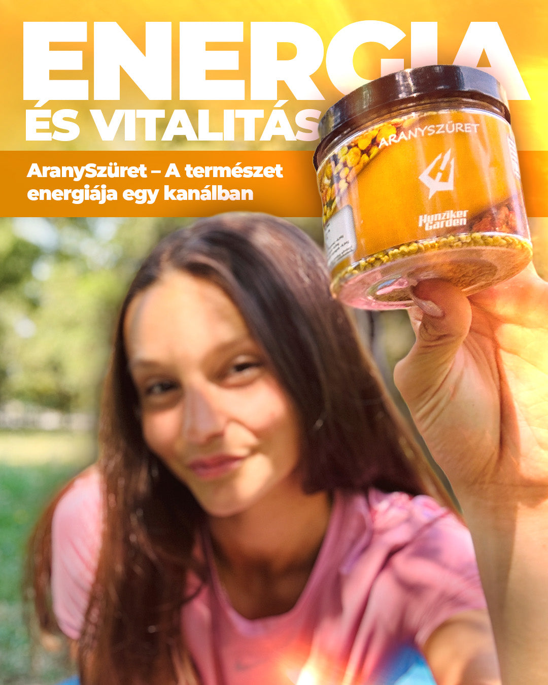 Nő a szabadban HunzikerGarden AranySzüret üveget tart a kezében, a képen az energia és vitalitás üzenettel.