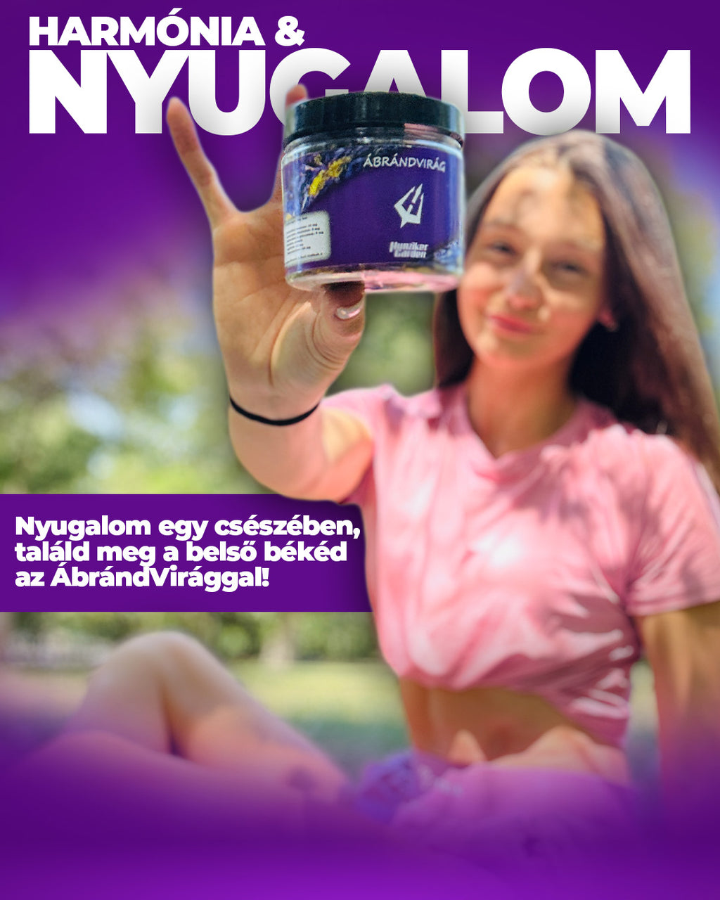 Fiatal nő a szabadban HunzikerGarden ÁbrándVirág terméket tart a kamerához közel, a harmónia, nyugalom és belső béke üzenetével.