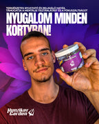 Férfi HunzikerGarden ÁbrándVirág terméket tart a kezében lila virágos háttér előtt, a nyugalom, relaxáció és mentális fókusz üzenetével.