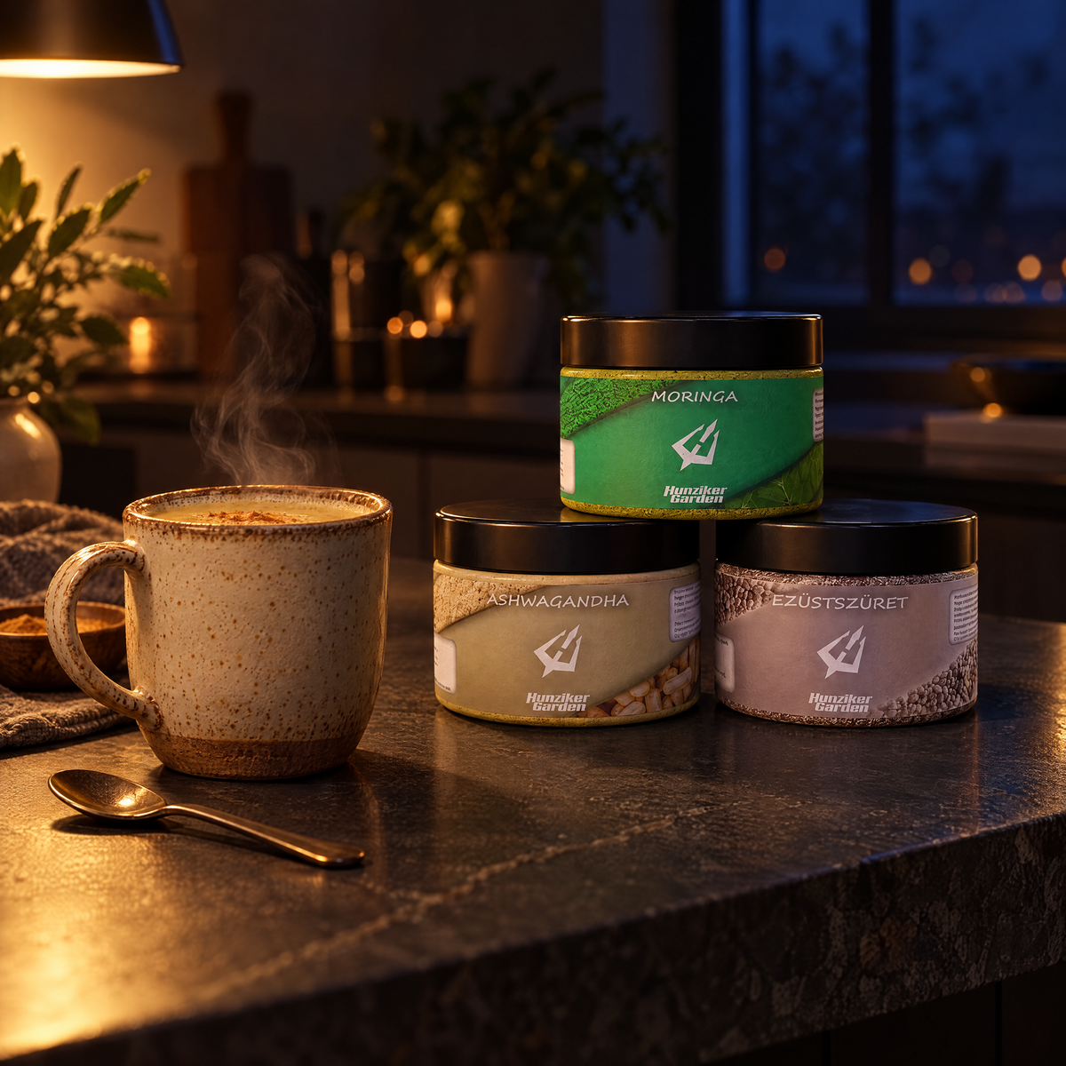 Gőzölgő bögre ashwagandhás meleg tej sötét kőpulton, mellette a Moringa, Ashwagandha és EzüstSzüret tégely esti fényben