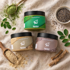 Felülnézeti kép a Moringa, Ashwagandha és EzüstSzüret tégelyről len terítőn, körülöttük moringa por, ashwagandha por és gyökér, valamint chia mag