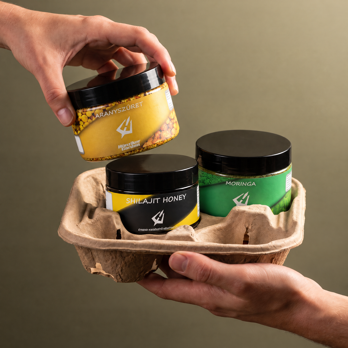 HunzikerGarden Arany Hármas Csomag kézben tartva – Moringa, Shilajit Honey és Aranyszüret