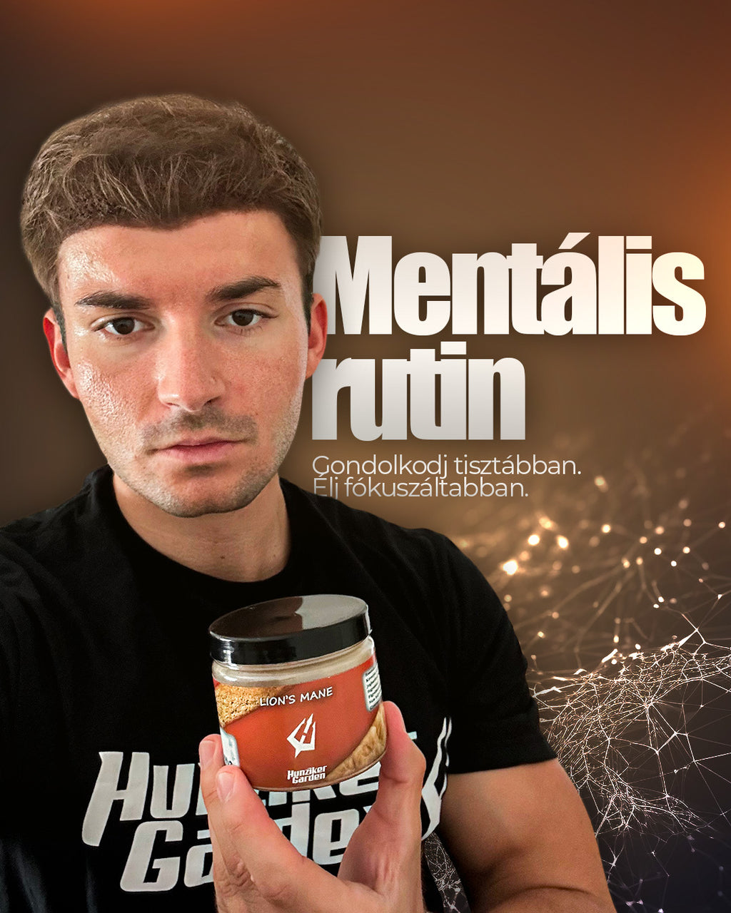Férfi HunzikerGarden Lion’s Mane terméket tart a kezében sötét háttér előtt, a tiszta gondolkodást és fókuszált mentális rutint kiemelő vizuálon.